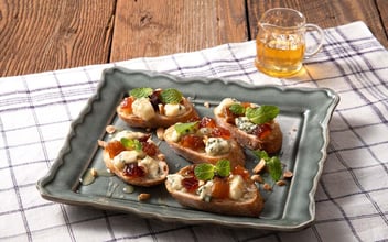 デーツとチーズのブルスケッタ